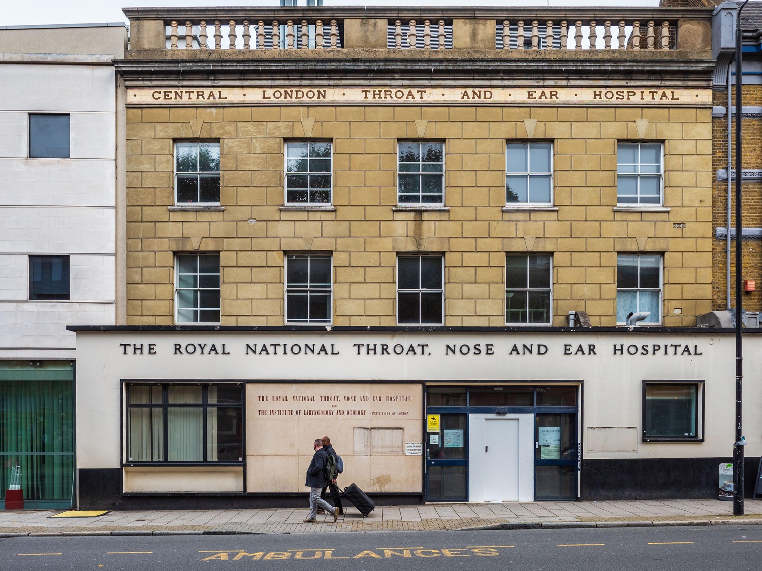 2D8ET06 The Royal National Throat Nose and Ear Hospital on Gray's Inn Road London. Part of University College London Hospitals NHS Foundation Trust. Est 1874.